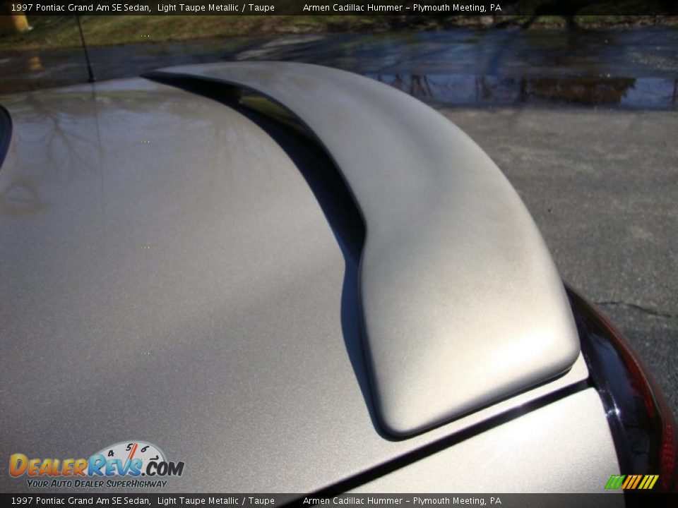 1997 Pontiac Grand Am SE Sedan Light Taupe Metallic / Taupe Photo #22