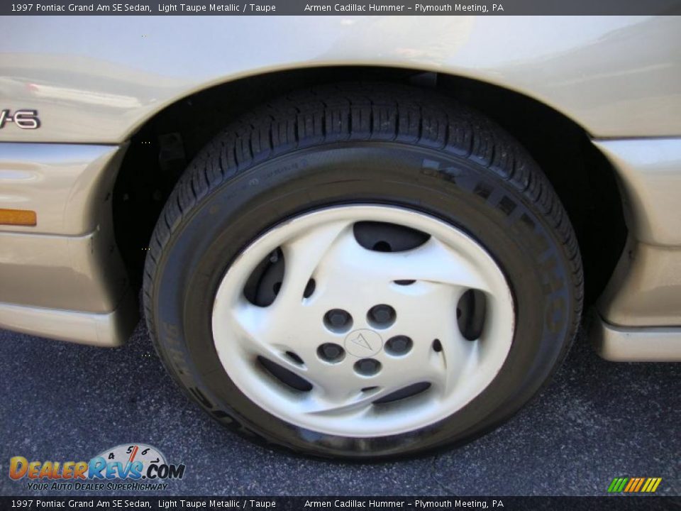 1997 Pontiac Grand Am SE Sedan Light Taupe Metallic / Taupe Photo #25