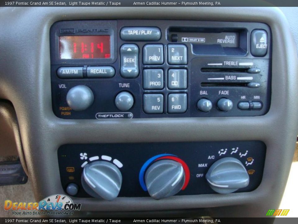 1997 Pontiac Grand Am SE Sedan Light Taupe Metallic / Taupe Photo #30