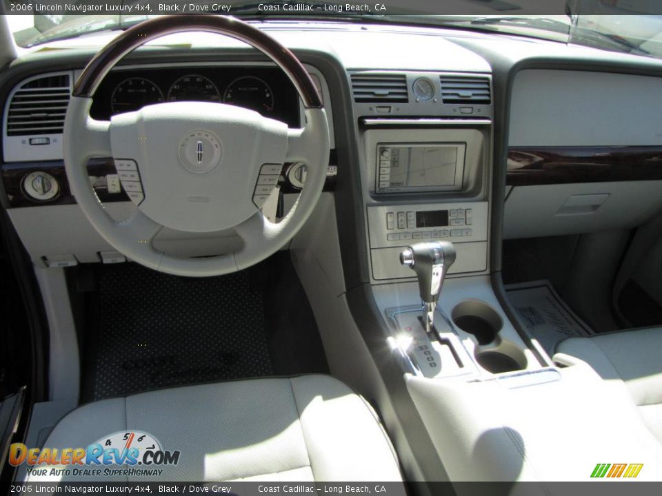 2006 Lincoln Navigator Luxury 4x4 Black / Dove Grey Photo #12