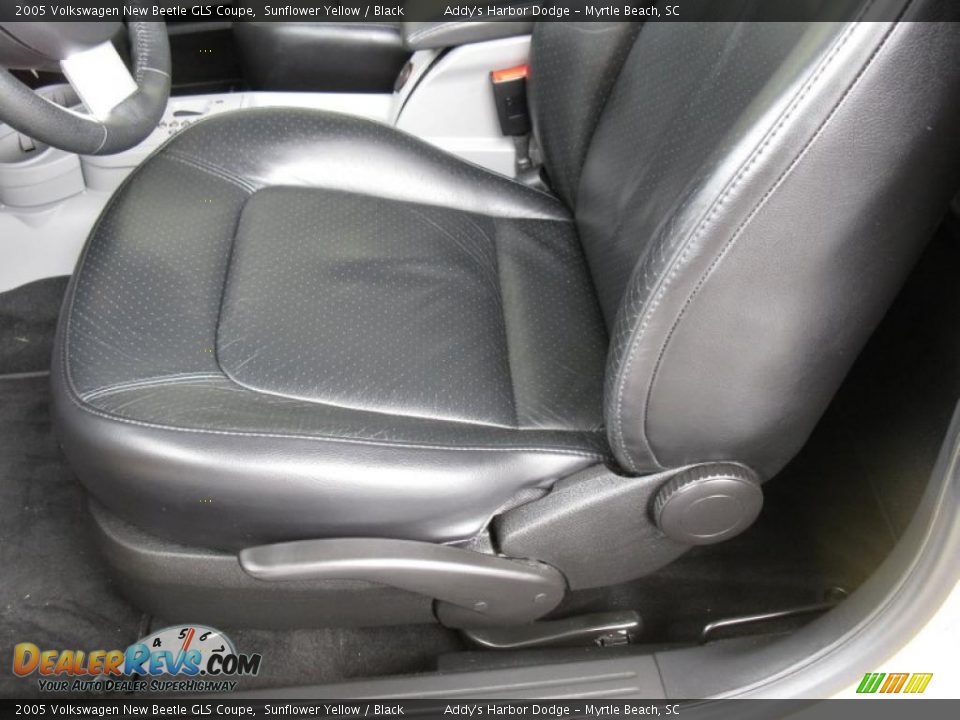 2005 Volkswagen New Beetle GLS Coupe Sunflower Yellow / Black Photo #12