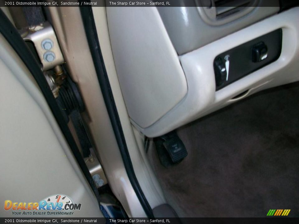 2001 Oldsmobile Intrigue GX Sandstone / Neutral Photo #11