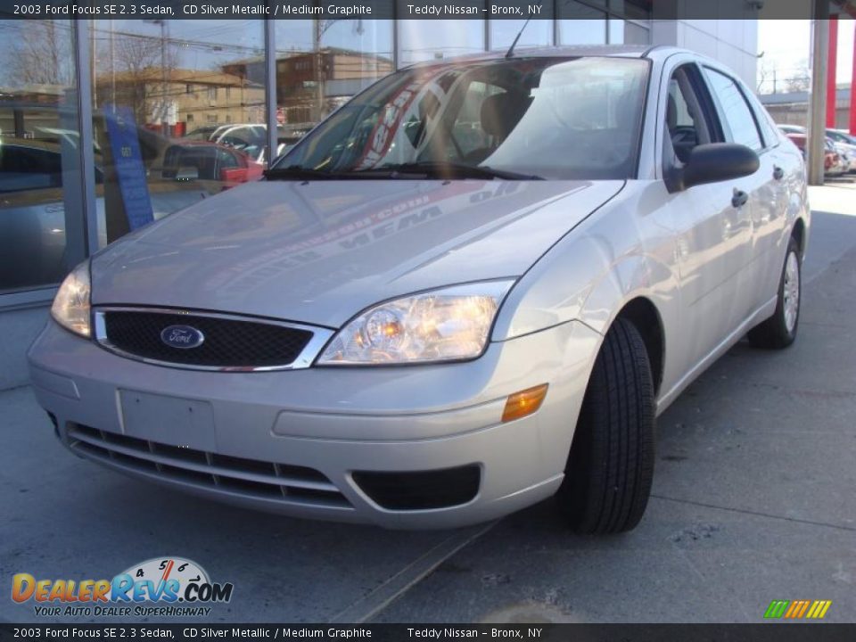 2003 Ford Focus SE 2.3 Sedan CD Silver Metallic / Medium Graphite Photo #3