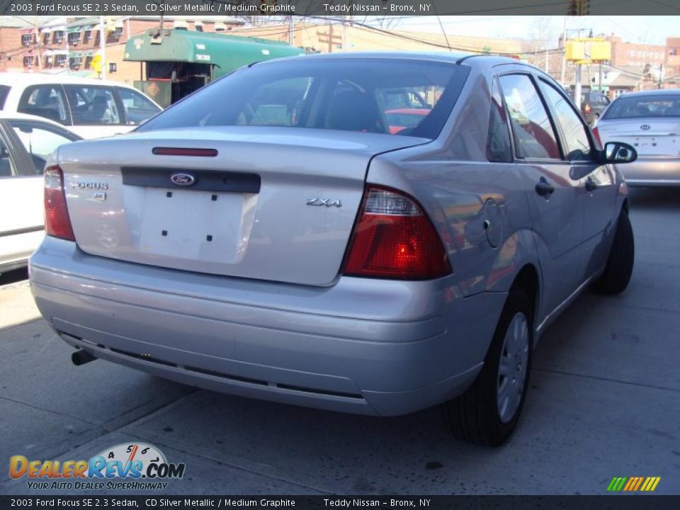 2003 Ford Focus SE 2.3 Sedan CD Silver Metallic / Medium Graphite Photo #4