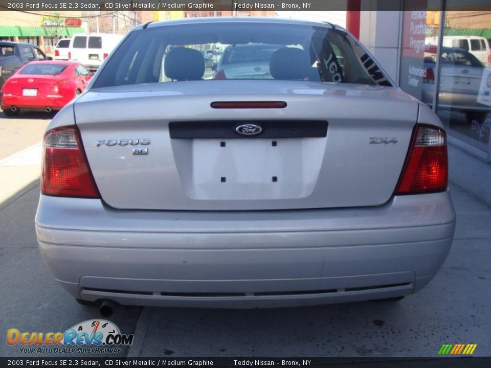2003 Ford Focus SE 2.3 Sedan CD Silver Metallic / Medium Graphite Photo #5