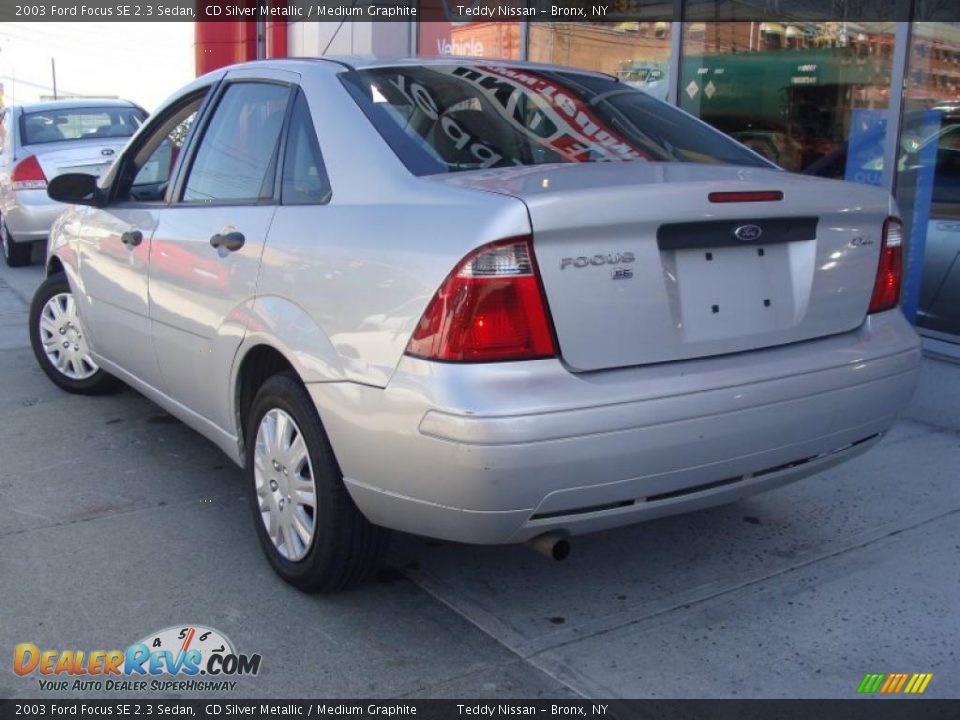 2003 Ford Focus SE 2.3 Sedan CD Silver Metallic / Medium Graphite Photo #6