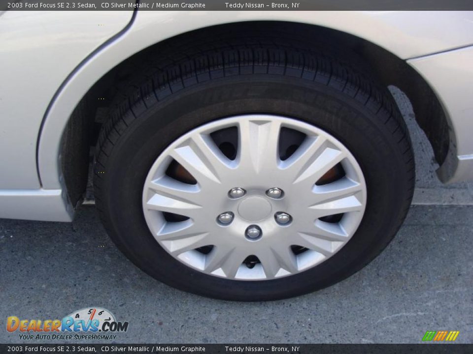 2003 Ford Focus SE 2.3 Sedan CD Silver Metallic / Medium Graphite Photo #7