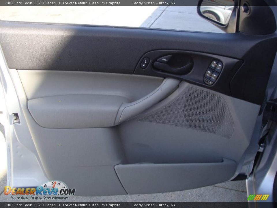 2003 Ford Focus SE 2.3 Sedan CD Silver Metallic / Medium Graphite Photo #9