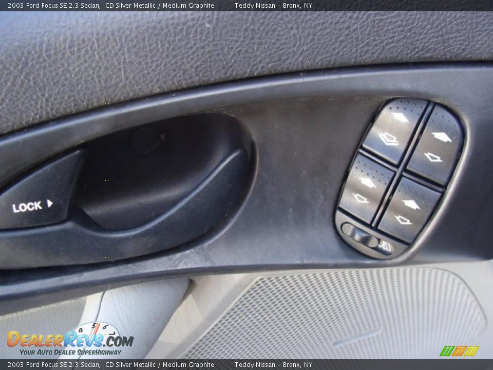 2003 Ford Focus SE 2.3 Sedan CD Silver Metallic / Medium Graphite Photo #10