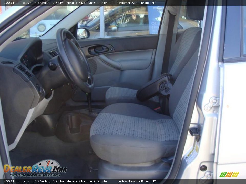 2003 Ford Focus SE 2.3 Sedan CD Silver Metallic / Medium Graphite Photo #11