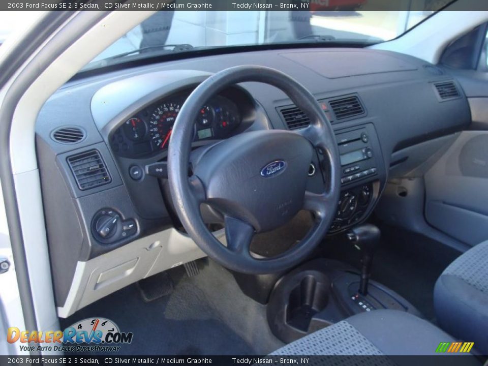 2003 Ford Focus SE 2.3 Sedan CD Silver Metallic / Medium Graphite Photo #15