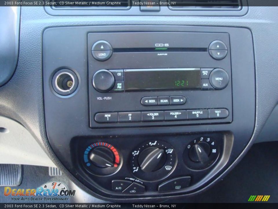 2003 Ford Focus SE 2.3 Sedan CD Silver Metallic / Medium Graphite Photo #17