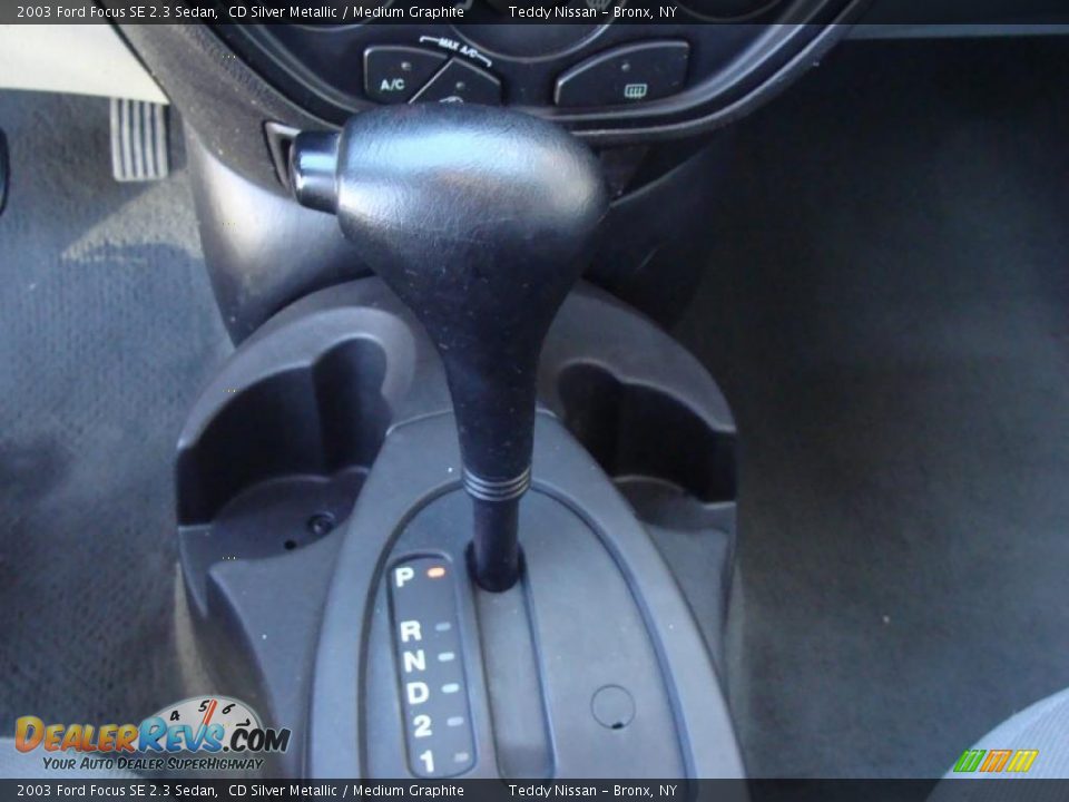 2003 Ford Focus SE 2.3 Sedan CD Silver Metallic / Medium Graphite Photo #18