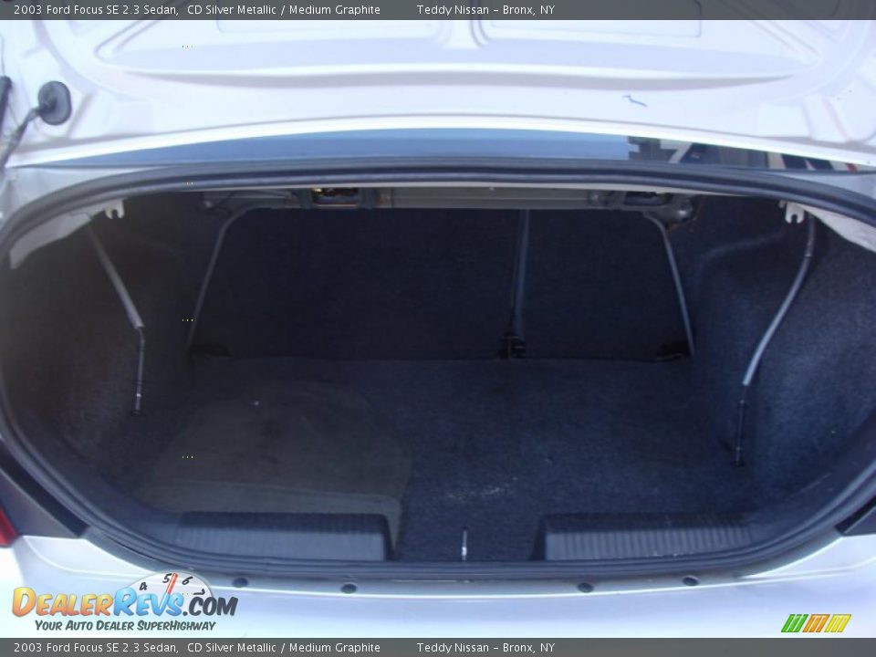 2003 Ford Focus SE 2.3 Sedan CD Silver Metallic / Medium Graphite Photo #20