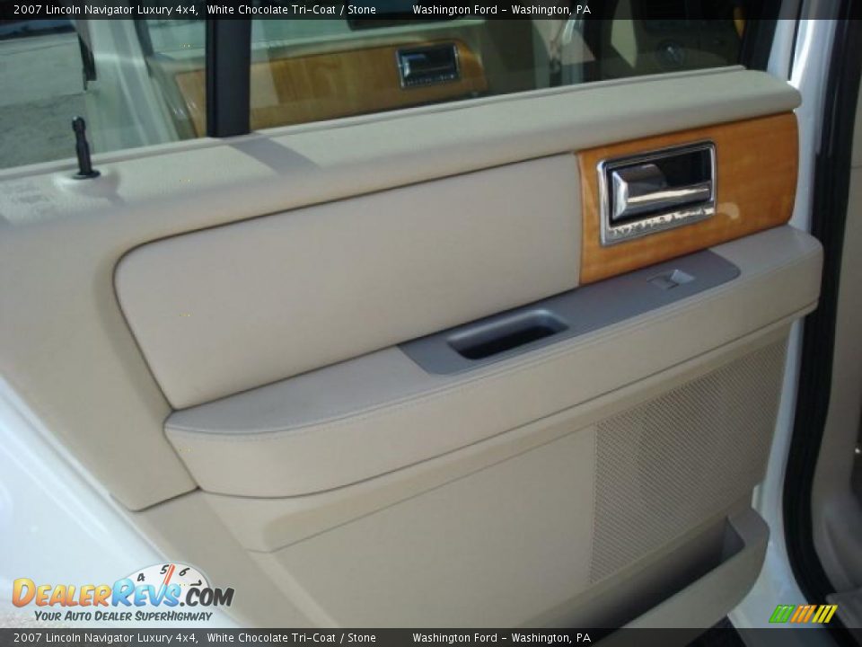 2007 Lincoln Navigator Luxury 4x4 White Chocolate Tri-Coat / Stone Photo #17