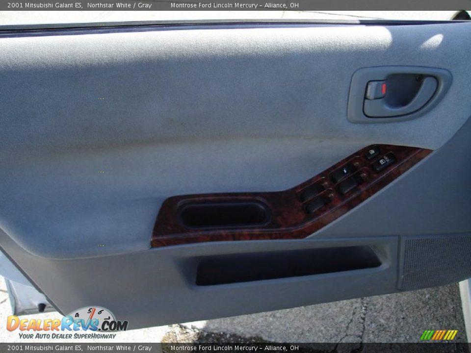 2001 Mitsubishi Galant ES Northstar White / Gray Photo #21