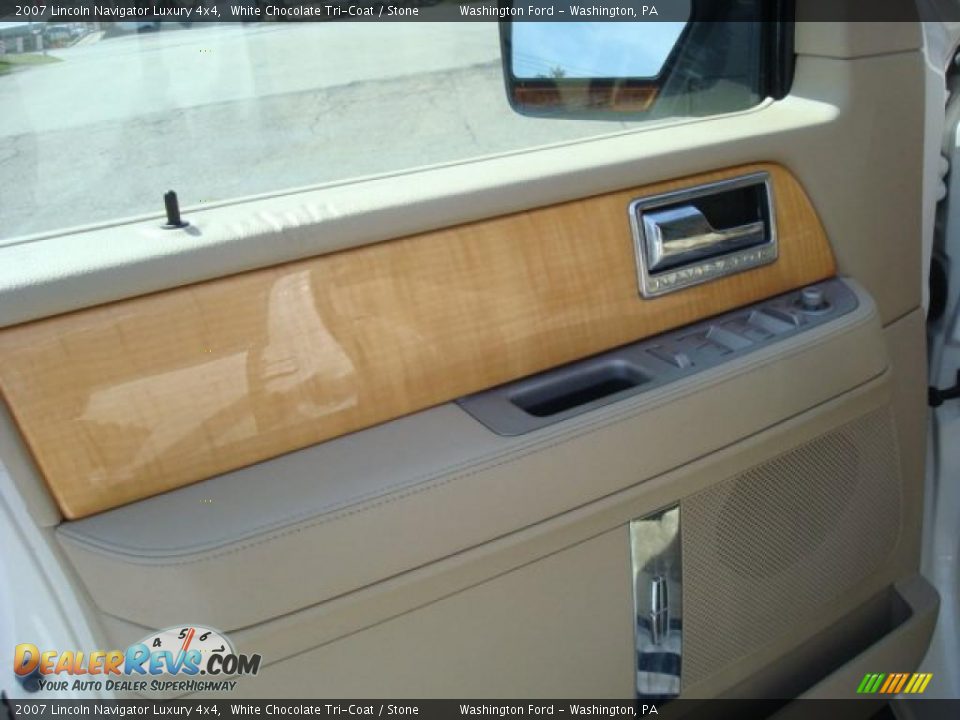 2007 Lincoln Navigator Luxury 4x4 White Chocolate Tri-Coat / Stone Photo #18