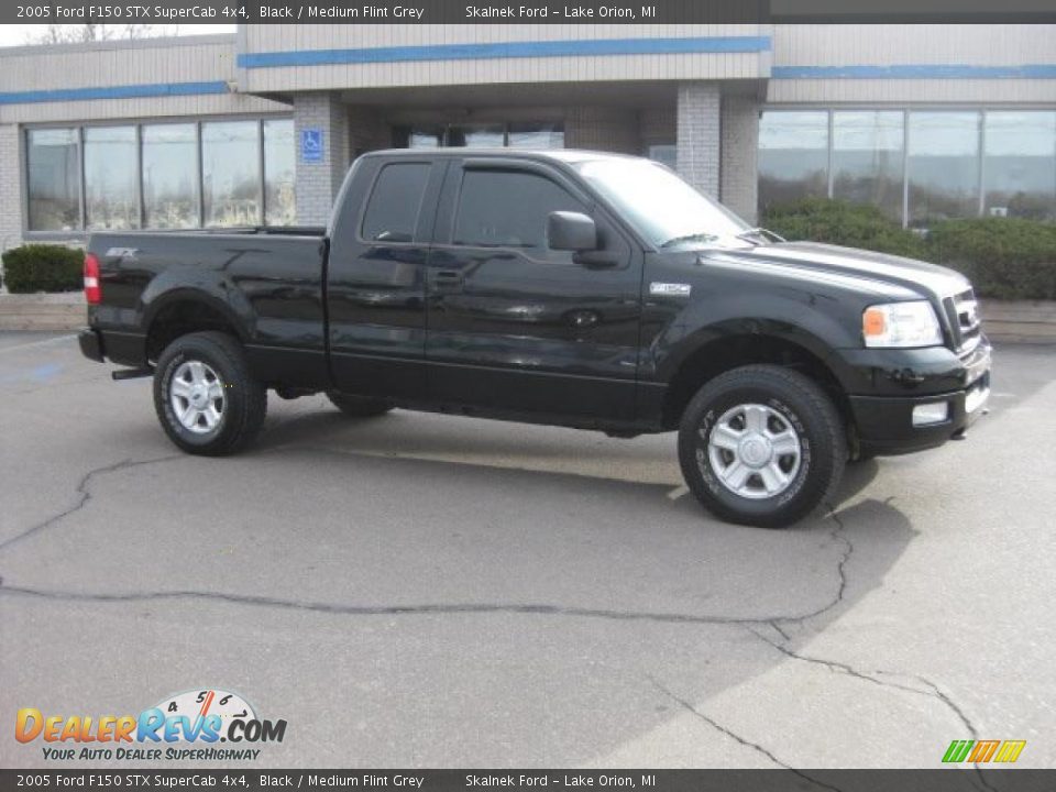 2005 Ford F150 STX SuperCab 4x4 Black / Medium Flint Grey Photo #1