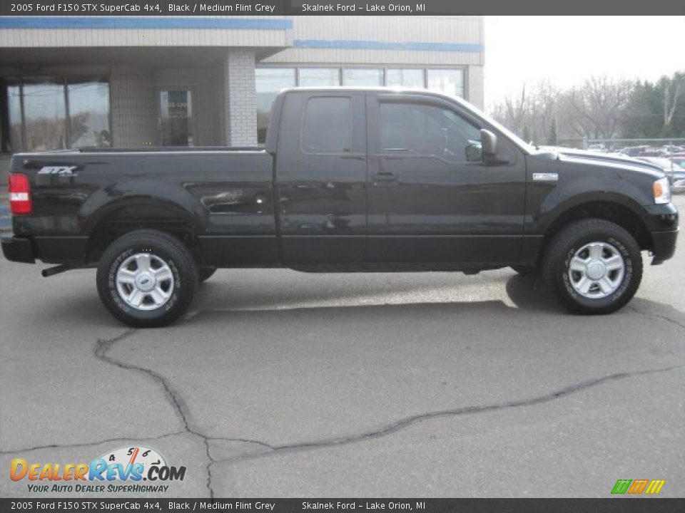2005 Ford F150 STX SuperCab 4x4 Black / Medium Flint Grey Photo #2