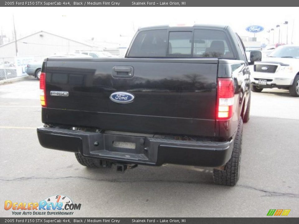 2005 Ford F150 STX SuperCab 4x4 Black / Medium Flint Grey Photo #4