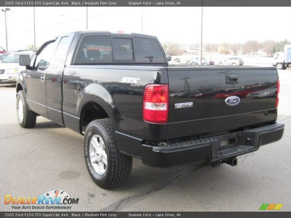 2005 Ford F150 STX SuperCab 4x4 Black / Medium Flint Grey Photo #5