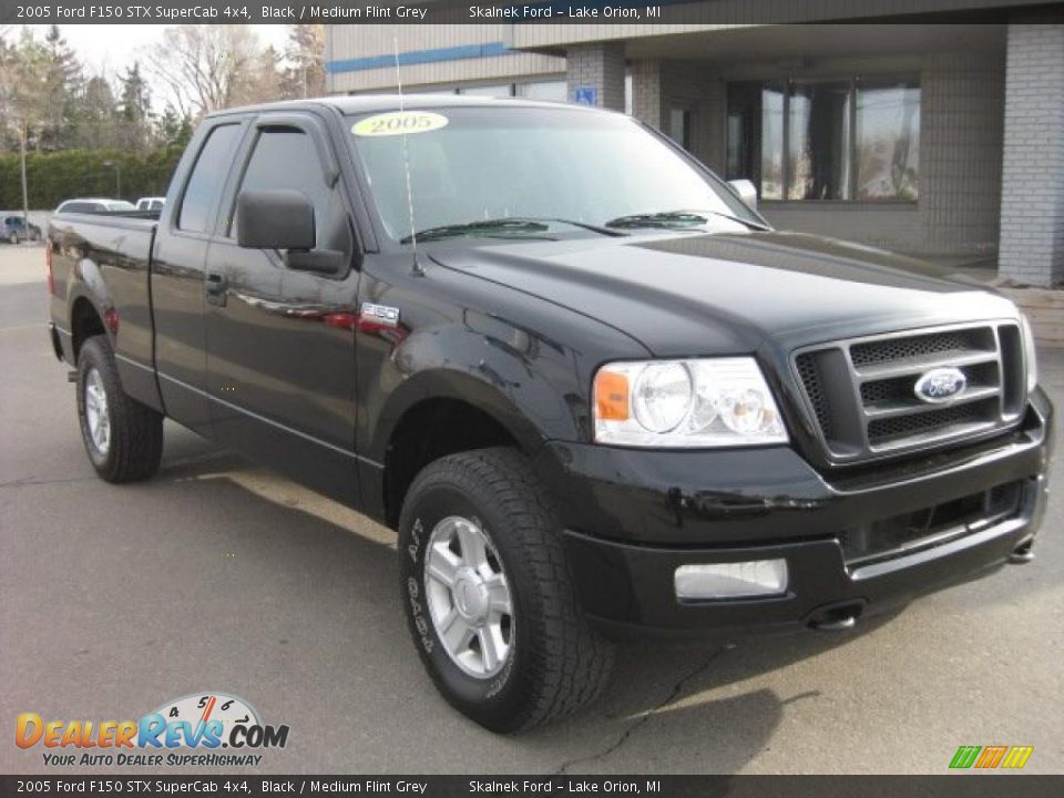 2005 Ford F150 STX SuperCab 4x4 Black / Medium Flint Grey Photo #11