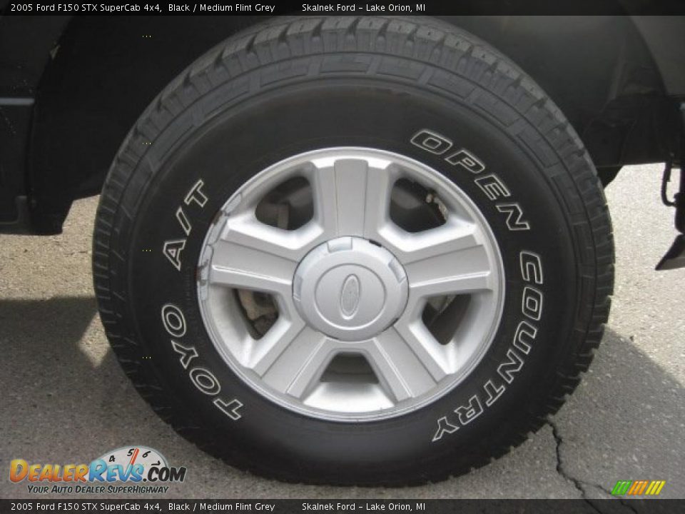 2005 Ford F150 STX SuperCab 4x4 Black / Medium Flint Grey Photo #12