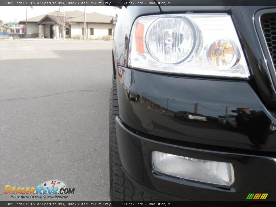 2005 Ford F150 STX SuperCab 4x4 Black / Medium Flint Grey Photo #13