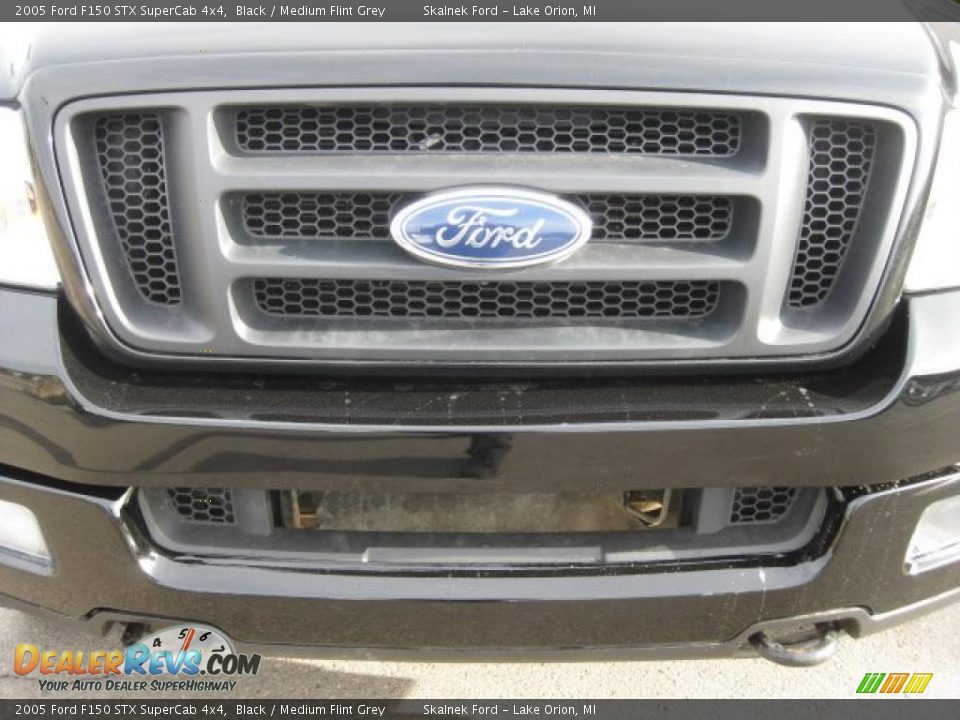 2005 Ford F150 STX SuperCab 4x4 Black / Medium Flint Grey Photo #14