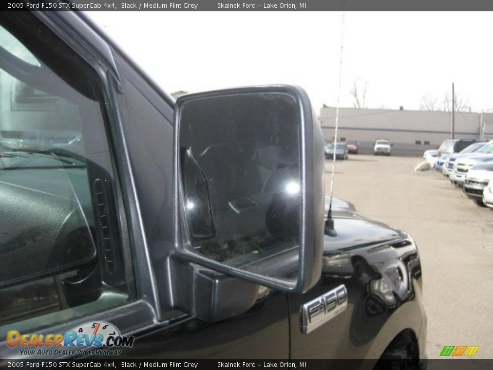 2005 Ford F150 STX SuperCab 4x4 Black / Medium Flint Grey Photo #16