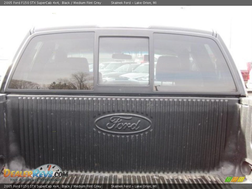 2005 Ford F150 STX SuperCab 4x4 Black / Medium Flint Grey Photo #18