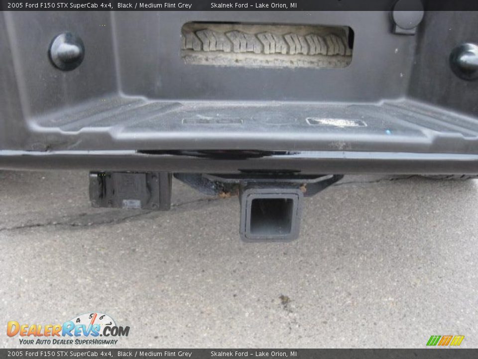 2005 Ford F150 STX SuperCab 4x4 Black / Medium Flint Grey Photo #19