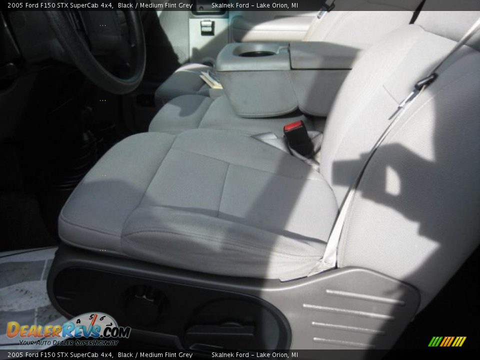 2005 Ford F150 STX SuperCab 4x4 Black / Medium Flint Grey Photo #21