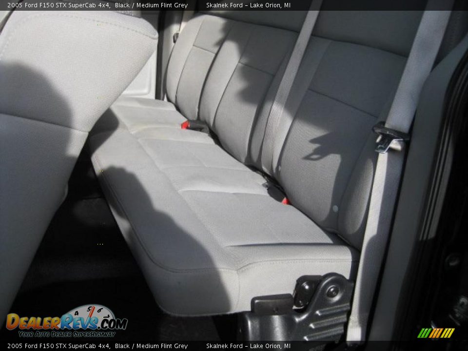 2005 Ford F150 STX SuperCab 4x4 Black / Medium Flint Grey Photo #22