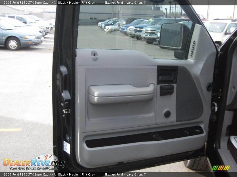2005 Ford F150 STX SuperCab 4x4 Black / Medium Flint Grey Photo #23