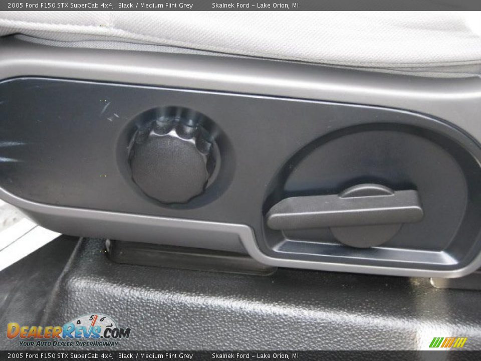 2005 Ford F150 STX SuperCab 4x4 Black / Medium Flint Grey Photo #25
