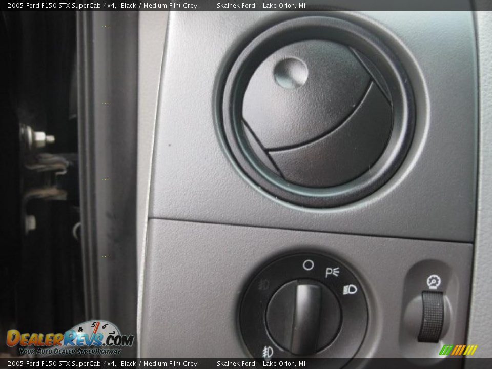 2005 Ford F150 STX SuperCab 4x4 Black / Medium Flint Grey Photo #26