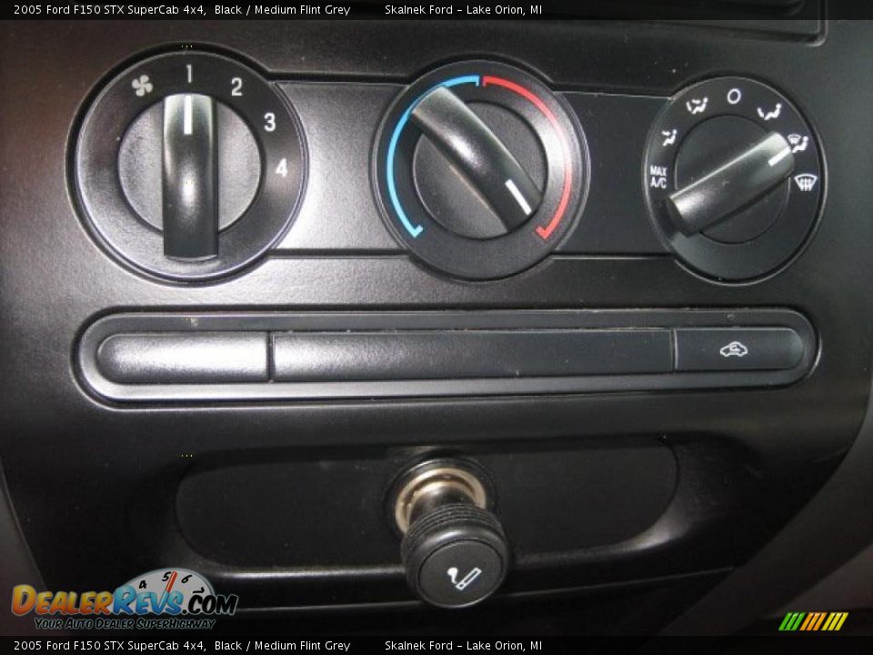 2005 Ford F150 STX SuperCab 4x4 Black / Medium Flint Grey Photo #30
