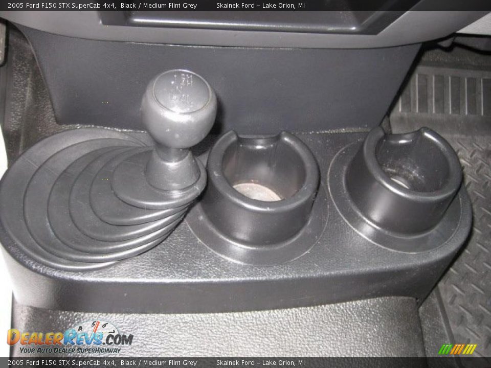 2005 Ford F150 STX SuperCab 4x4 Black / Medium Flint Grey Photo #31