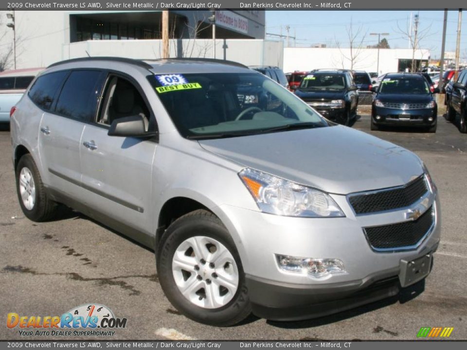 2009 Chevrolet Traverse LS AWD Silver Ice Metallic / Dark Gray/Light Gray Photo #3