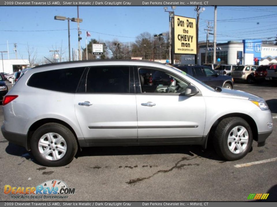 2009 Chevrolet Traverse LS AWD Silver Ice Metallic / Dark Gray/Light Gray Photo #4