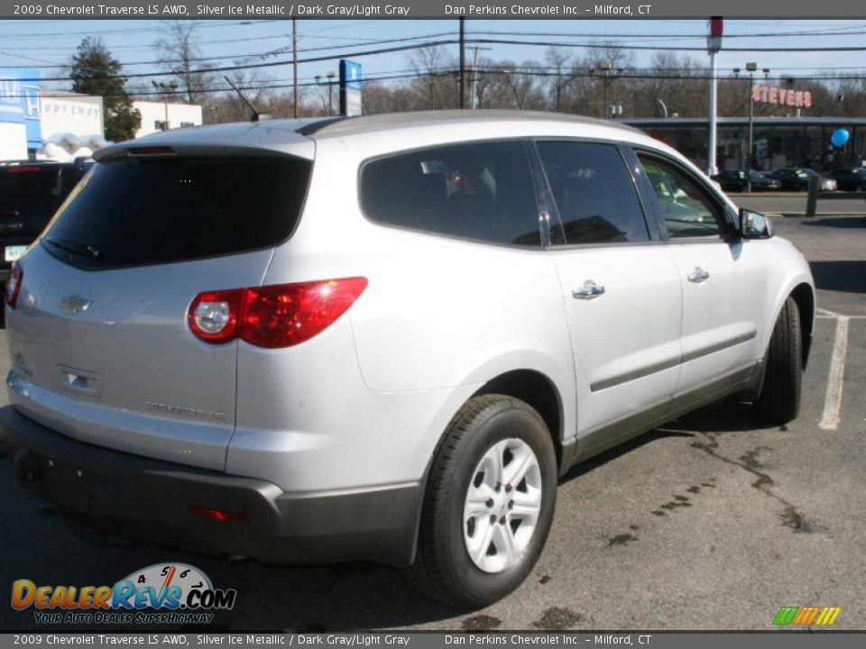 2009 Chevrolet Traverse LS AWD Silver Ice Metallic / Dark Gray/Light Gray Photo #5