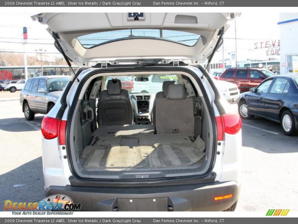 2009 Chevrolet Traverse LS AWD Silver Ice Metallic / Dark Gray/Light Gray Photo #7