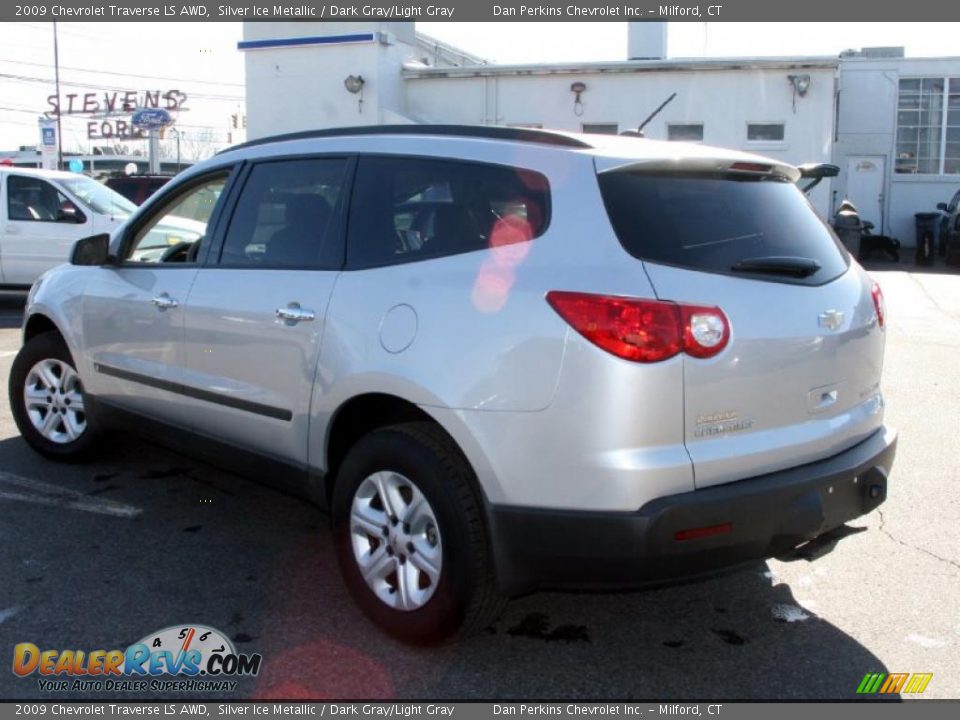 2009 Chevrolet Traverse LS AWD Silver Ice Metallic / Dark Gray/Light Gray Photo #8