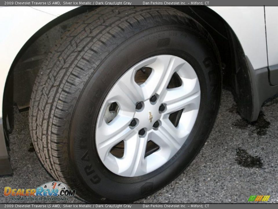 2009 Chevrolet Traverse LS AWD Silver Ice Metallic / Dark Gray/Light Gray Photo #9