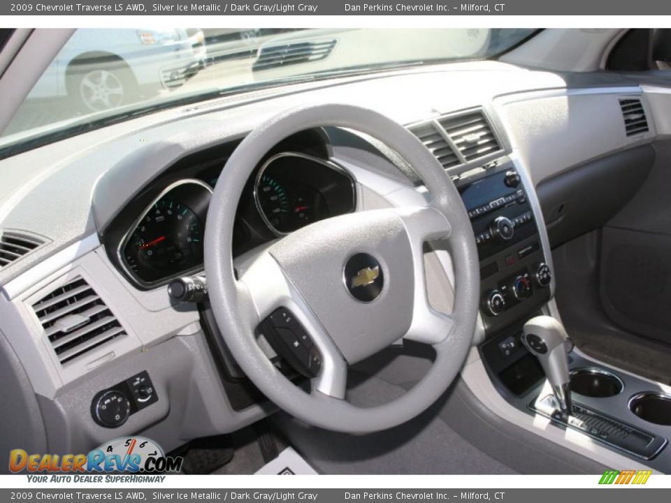 2009 Chevrolet Traverse LS AWD Silver Ice Metallic / Dark Gray/Light Gray Photo #10