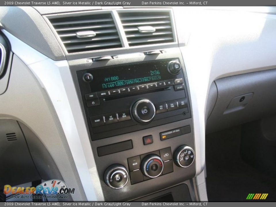 2009 Chevrolet Traverse LS AWD Silver Ice Metallic / Dark Gray/Light Gray Photo #11