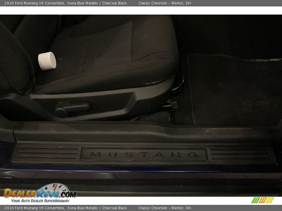 2010 Ford Mustang V6 Convertible Kona Blue Metallic / Charcoal Black Photo #19