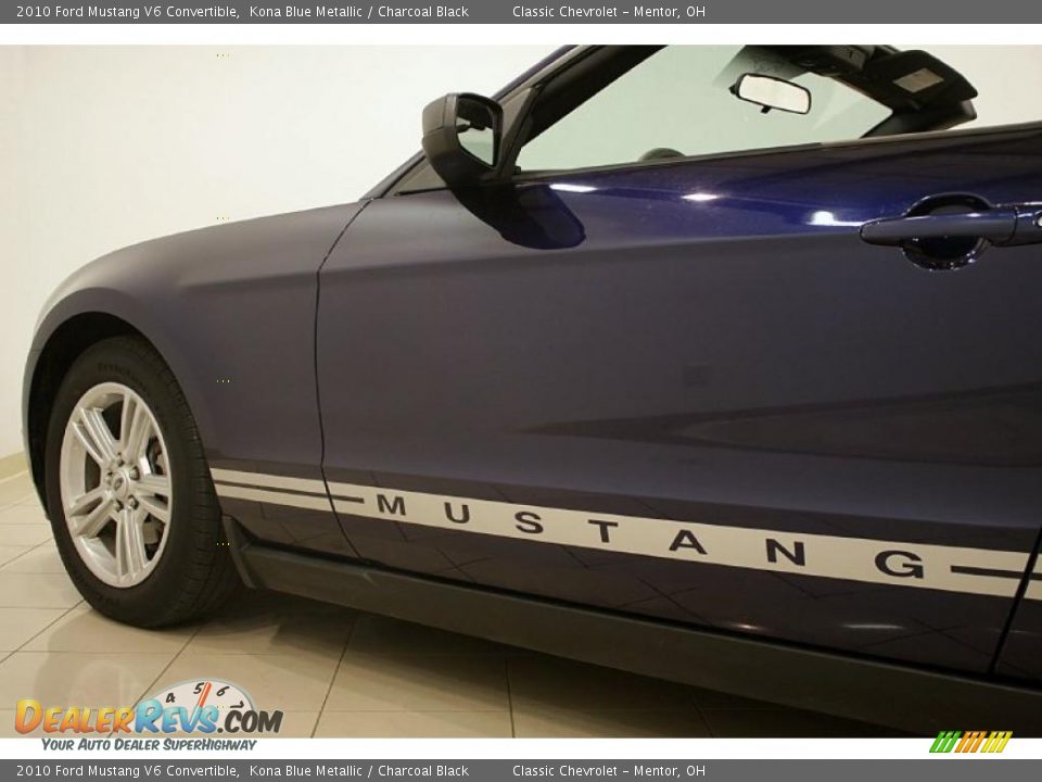 2010 Ford Mustang V6 Convertible Kona Blue Metallic / Charcoal Black Photo #26