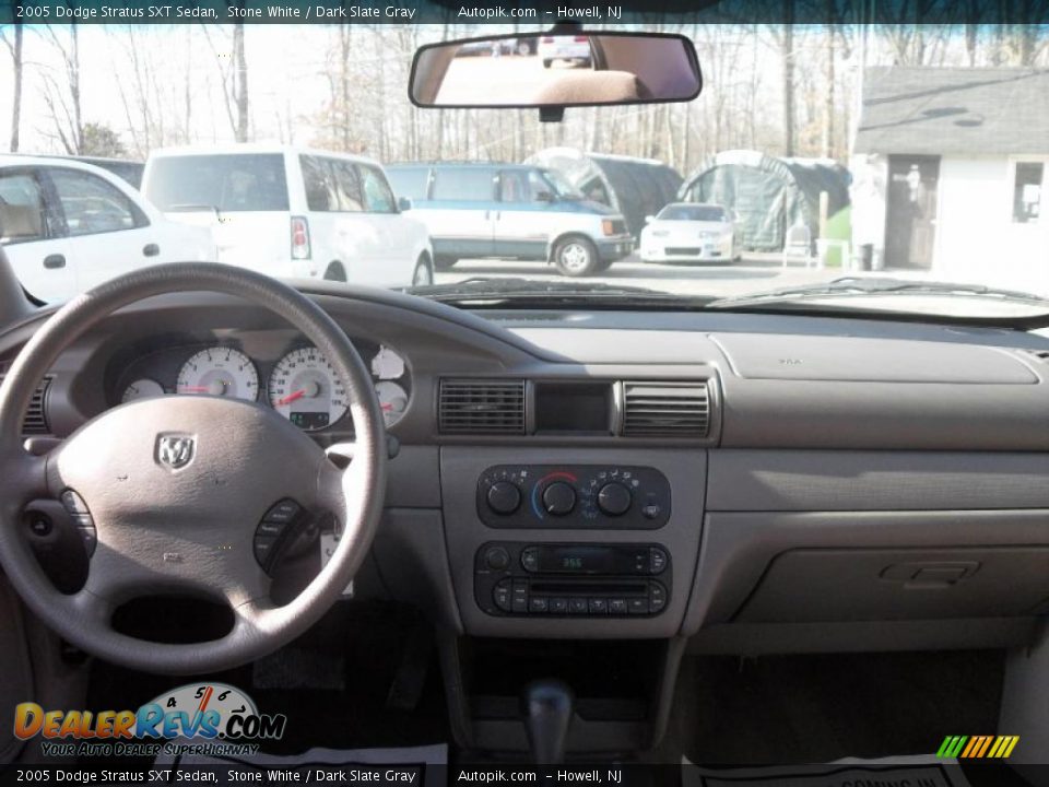 2005 Dodge Stratus SXT Sedan Stone White / Dark Slate Gray Photo #12